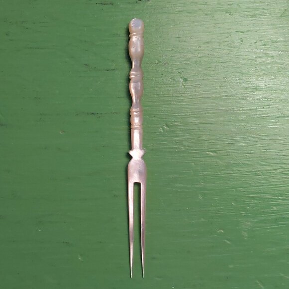 Vintage Mother of pearl hors d'oeuvre fork - Picture 1 of 1